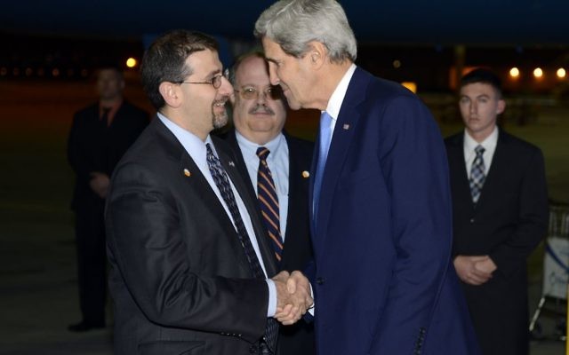 L'ambassadeur américain Dan Shapiro (Gauche) et le secrétaire d'État américain John Kerry à son arrivée à l'aéroport Ben Gurion pour une visite officielle, 4 décembre 2013 (Crédit : Matty Stern/Ambassade des États-Unis à Tel Aviv/Flash90) L'ambassadeur américain Dan Shapiro (Gauche) et le secrétaire d'État américain John Kerry à son arrivée à l'aéroport Ben Gurion pour une visite officielle, 4 décembre 2013 (Crédit : Matty Stern/Ambassade des États-Unis à Tel Aviv/Flash90)