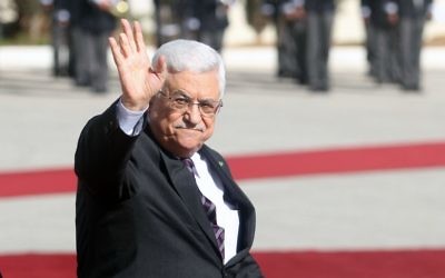 Le président de l'Autorité palestinienne Mahmoud Abbas lors de la cérémonie pour accueillir le Premier ministre canadien, Stephen Harper à Ramallah en Cisjordanie, le 20 janvier 2014. (Crédit : Issam Rimawi/Flash90)