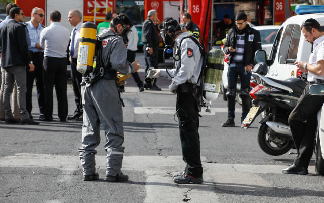 Les secours dépêchés à l'appartement familial qui avait été traité avec des pesticides qui avaient empoisonné une famille entière, 22 janvier 2014. (Crédit : Flash 90)