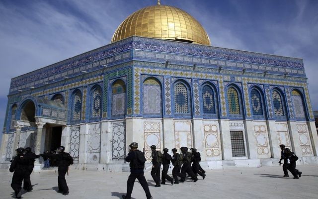 La police israélienne déployée au Dôme du Rocher lors des émeutes qui ont suivi le débat à la Knesset sur la souveraineté israélienne sur le mont du Temple (Crédit : Sliman Khader/Flash90) La police israélienne déployée au Dôme du Rocher lors des émeutes qui ont suivi le débat à la Knesset sur la souveraineté israélienne sur le mont du Temple (Crédit : Sliman Khader/Flash90)