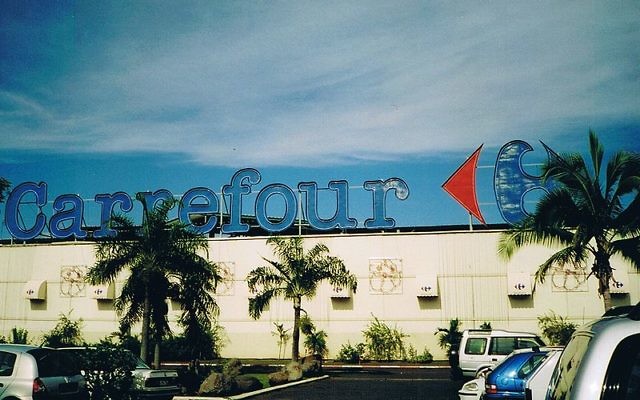 Façade de magasin Carrefour en Polynésie française (Crédit : evilmonkey/Wikimedia commons) Façade de magasin Carrefour en Polynésie française (Crédit : evilmonkey/Wikimedia commons)