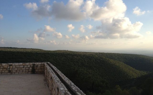 La Galilée, vue de la forteresse des Croisés, au Kibboutz Yehiam (Crédit: Jessica Steinberg/Times of Israel) La Galilée, vue de la forteresse des Croisés, au Kibboutz Yehiam (Crédit: Jessica Steinberg/Times of Israel)