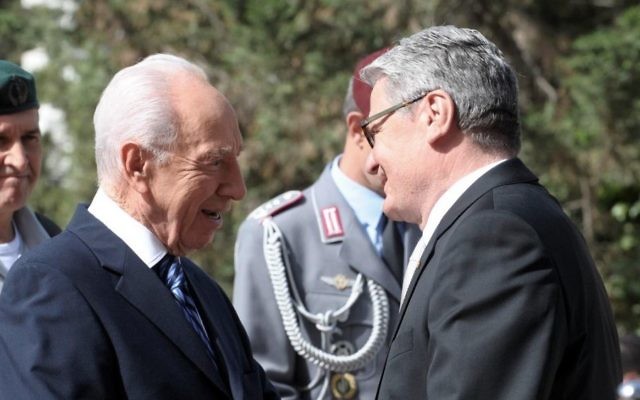 Joachim Gauck (à droite) et Shimon Peres (à gauche) (Crédit : Mark Neuman/GPO) Joachim Gauck (à droite) et Shimon Peres (à gauche) (Crédit : Mark Neuman/GPO)