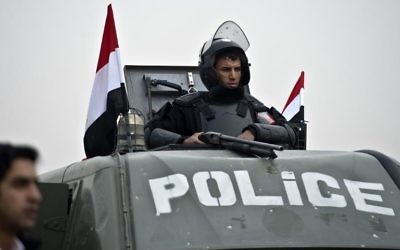 La police anti-émeute au Caire le 16 février 2014 (Crédit : AFP)