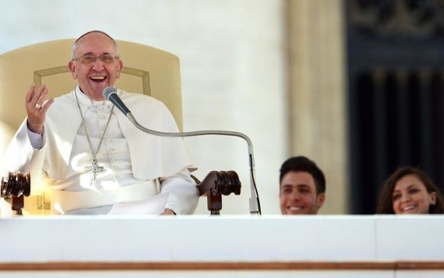 Le pape rencontre des jeunes couples à l'occasion de la Saint-Valentin, le 14 février 2014, place Saint-Pierre au Vatican (Crédit : AFP/Gabriel Bouys) Le pape rencontre des jeunes couples à l'occasion de la Saint-Valentin, le 14 février 2014, place Saint-Pierre au Vatican (Crédit : AFP/Gabriel Bouys)