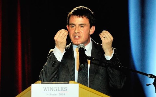 Le ministre de l'Intérieur Manuel Valls à Wingles le 14 février 2014 (Crédit : AFP/Archives Philippe Huguen) Le ministre de l'Intérieur Manuel Valls à Wingles le 14 février 2014 (Crédit : AFP/Archives Philippe Huguen)