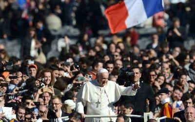 Le pape rencontre des jeunes couples à l'occasion de la Saint-Valentin, le 14 février 2014, place Saint-Pierre au Vatican (Crédit : AFP/Gabriel Bouys)