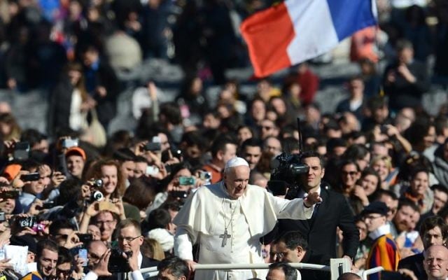 Le pape rencontre des jeunes couples à l'occasion de la Saint-Valentin, le 14 février 2014, place Saint-Pierre au Vatican (Crédit : AFP/Gabriel Bouys)