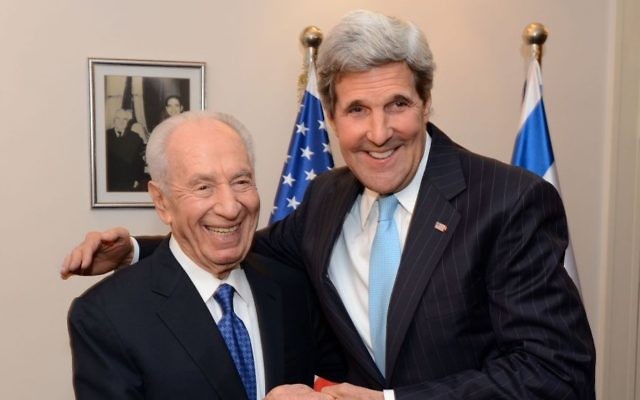 Le président israélien Shimon Peres et le secrétaire d'Etat américain John Kerry (Crédit : Matty Stern/Ambassade américaine à Tel Aviv/Flash90)