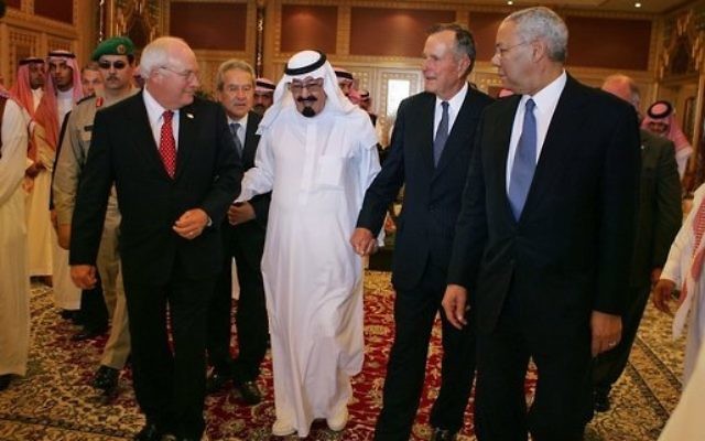 Le roi d'Arabie Saoudite, Abdallah ben Abdelaziz al-Saoud avec Dick Cheney (à sa droite), George H.W Bush (à sa gauche), Colin Powell (à droite) - 2005 - (Crédit : David Bohrer/La Maison Blanche/Wikimedia Commons)