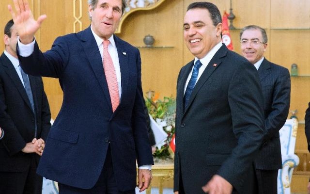 Le secrétaire d'Etat américain John Kerry (g) et le nouveau Premier ministre tunisien Mehdi Jomaa à Tunis le 18 février 2014 (Crédit : Pool/AFP Evan Vucci) Le secrétaire d'Etat américain John Kerry (g) et le nouveau Premier ministre tunisien Mehdi Jomaa à Tunis le 18 février 2014 (Crédit : Pool/AFP Evan Vucci)