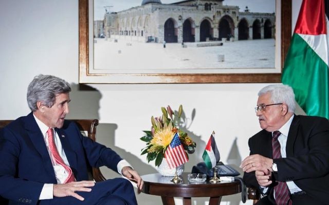 Le secrétaire d'Etat américain John Kerry (g) et le président palestinien Mahmoud Abbas, le 3 janvier 2014 à Ramallah (Crédit : Pool/AFP/Archives Brendan Smialowski) Le secrétaire d'Etat américain John Kerry (g) et le président palestinien Mahmoud Abbas, le 3 janvier 2014 à Ramallah (Crédit : Pool/AFP/Archives Brendan Smialowski)