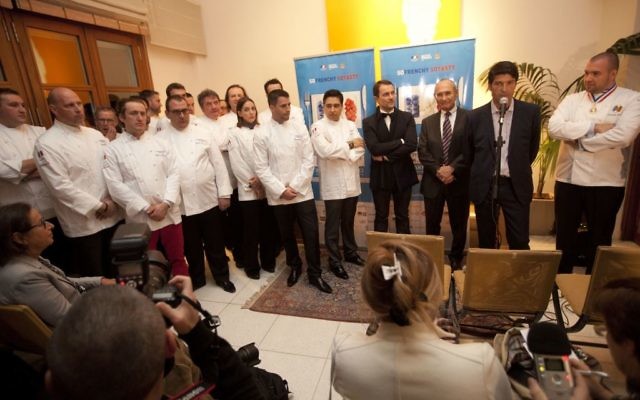 Les 19 chefs français réunis à l'ambassade de France en Israël (Crédit : Tomer Appelbaum/Institut français d’Israël)