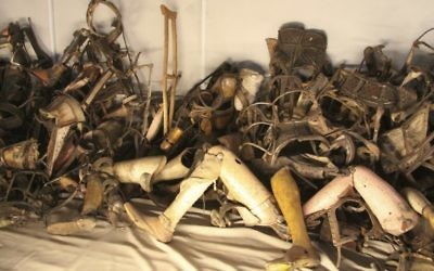 Pile de prothèses prises par les Nazis aux Juifs transportés à Auschwitz et désormais exposées au Musée d'Auschwitz (Crédit : Isaac Harari/FLASH90)