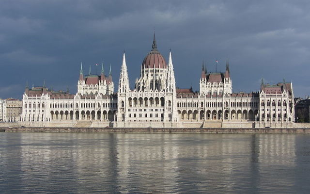 Parlement hongrois à Budapest (Crédit : Candice/Wikimedia commons/CC BY-SA 3.0) Parlement hongrois à Budapest (Crédit : Candice/Wikimedia commons/CC BY-SA 3.0)
