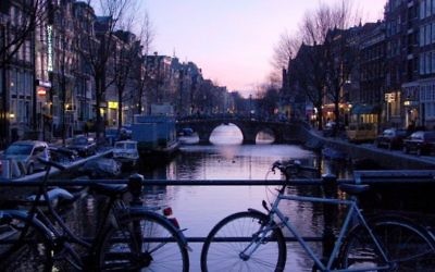 Un canal à Amsterdam. Illustration. (Crédit : Rachael Cerrotti/Flash90)