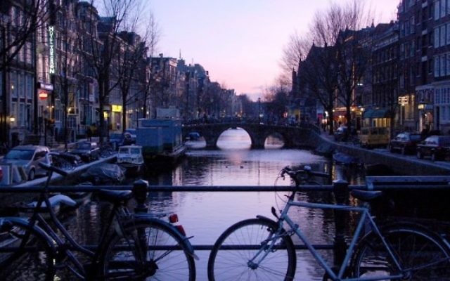 Un canal à Amsterdam. Illustration. (Crédit : Rachael Cerrotti/Flash90) Un canal à Amsterdam. Illustration. (Crédit : Rachael Cerrotti/Flash90)