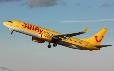 Un Boeing 737-800 allemand de la compagnie TUI décollant de Stuttgart, novembre 2010 (Crédit : CC BY Lasse Fuss/Wikimedia Commons)