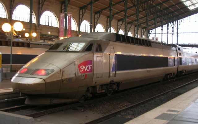 Train en gare SNCF (Crédit : Vincent Babillotte/Wikimedia commons) Train en gare SNCF (Crédit : Vincent Babillotte/Wikimedia commons)