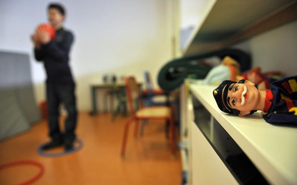 Un enfant autiste travaille avec un psychomotricien dans un institut médico-éducatif à Paris (Crédit : AFP/Archives Franck Fife) Un enfant autiste travaille avec un psychomotricien dans un institut médico-éducatif à Paris (Crédit : AFP/Archives Franck Fife)