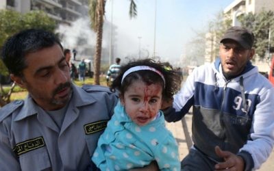 Une enfant blessée au Liban à la suite du double attentat (Crédit : AFP)