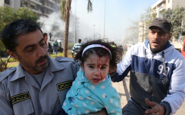 Une enfant blessée au Liban à la suite du double attentat (Crédit : AFP) Une enfant blessée au Liban à la suite du double attentat (Crédit : AFP)
