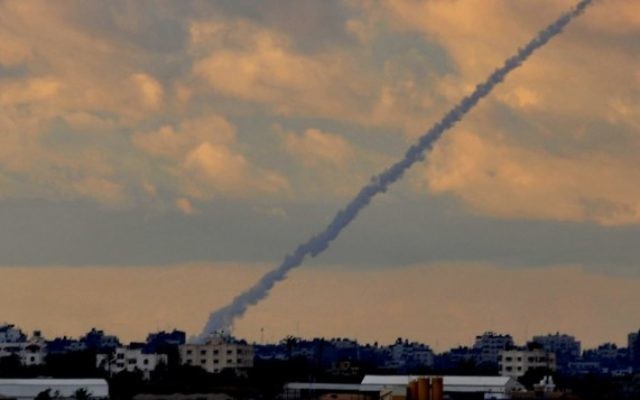 Une roquette Grad tirée depuis la bande de Gaza (Crédit / Jorge Novominsky/Flash90/File) Une roquette Grad tirée depuis la bande de Gaza (Crédit / Jorge Novominsky/Flash90/File)