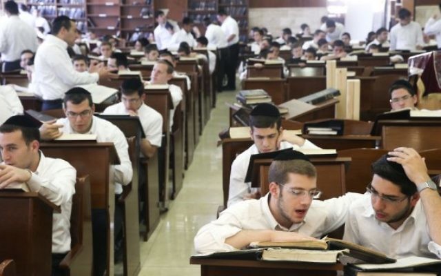 Des étudiants dans une yeshiva harédi (Crédit photo: Nati Shohat/Flash90) Des étudiants dans une yeshiva harédi (Crédit photo: Nati Shohat/Flash90)