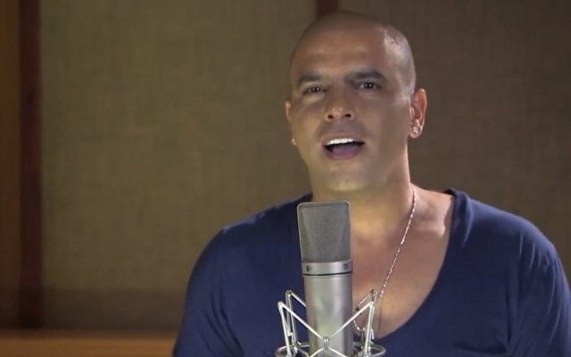 Eyal Golan chante 'Always My No. 1.' (Crédit : capture d'écran EyalGolanOfficial/YouTube) Eyal Golan chante 'Always My No. 1.' (Crédit : capture d'écran EyalGolanOfficial/YouTube)