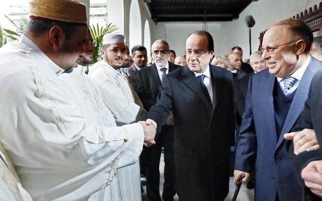 Le président François Hollande a rendu hommage mardi aux soldats musulmans morts pour la France lors des deux guerres mondiales et, s'adressant directement à leurs descendants, a souligné que la France avait "une dette à leur égard". (Crédit :POOL/AFP Ian Langsdon)