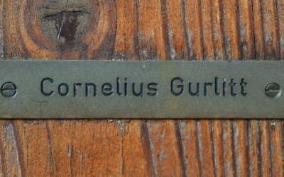 Plaque au nom de Cornelius Gurlitt sur sa maison à Salzbourg, en Autriche, où ont été découvretes 1 406 oeuvres, en partie probablement issues de pillages nazis (Crédit : AFP Wildbild)