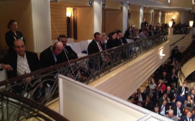 A gauche, des responsables iraniens, assis à côté de la délégation israélienne, pendant le discours de Mohammed Javad Zarif, chef de la diplomatie iranienne, lors de la Conférence sur la Sécurité à Munich, le 2 février 2013 (Crédit: Raphael Ahren/TOI) A gauche, des responsables iraniens, assis à côté de la délégation israélienne, pendant le discours de Mohammed Javad Zarif, chef de la diplomatie iranienne, lors de la Conférence sur la Sécurité à Munich, le 2 février 2013 (Crédit: Raphael Ahren/TOI)