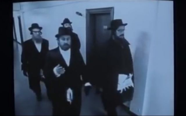 Photo d'illustration de rabbins sous couverture dans le film Snatch de Guy Ritchie (Capture d'écran : YouTube) Photo d'illustration de rabbins sous couverture dans le film Snatch de Guy Ritchie (Capture d'écran : YouTube)