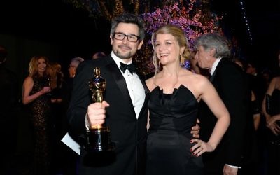 Niv Adiri (droite) était présent au bal du Gouverneur au centre Hollywood & Highland, le 2 mars 2014 (Crédit : Kevork Djansezian/Getty Images/AFP)