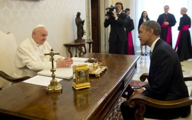 Le pape François Ier, reçoit le président américain Barack Obama, le 27 mars 2014 (Crédit : Saul Loeb/AFP)