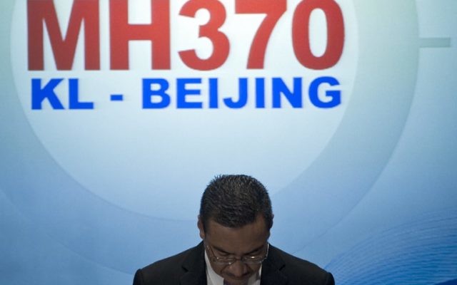 Le ministre malaisien de la Défense, Hishammuddin Hussein lors d'une conférence de presse sur le vol MH370 disparu de Malaysia Airlines, 13 mars 2014 (Crédit : Mohd Rasfan/AFP)