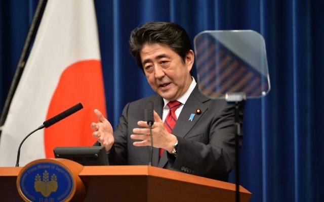 Le Premier ministre japonais Shinzo Abe, lors d'une conférence de presse à sa résidence officielle à Tokyo, le 20 mars 2014. (Crédit : Kazuhiro Nogi/AFP) Le Premier ministre japonais Shinzo Abe, lors d'une conférence de presse à sa résidence officielle à Tokyo, le 20 mars 2014. (Crédit : Kazuhiro Nogi/AFP)