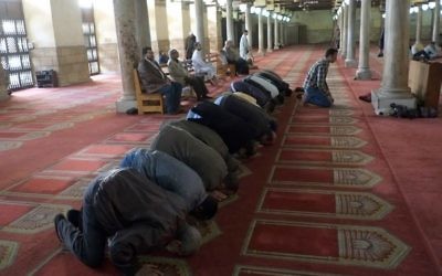 Des musulmans prient à la grande mosquée al-Azhar au Caire, le 14 février 2014 (Crédit : Khaled Desouki/AFP)