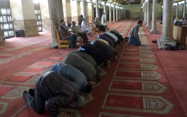 Des musulmans prient à la grande mosquée al-Azhar au Caire, le 14 février 2014 (Crédit : Khaled Desouki/AFP)
