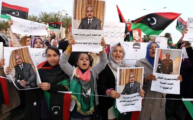 Des manifestants libyens protestent contre le  Congrès général national, la plus haute autorité politique du pays, le 28 fevrier 2014 (Credit : Abdullah Doma/AFP)