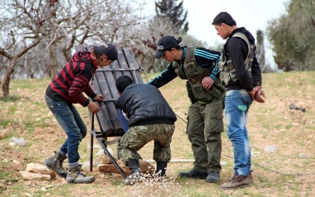 Des combattants en Syrie lancent des roquettes vers les forces gouvernementales à Khan Sheikhun (Crédit : AFP Photo/Al-Maarra Today/Ghaith Omran) Des combattants en Syrie lancent des roquettes vers les forces gouvernementales à Khan Sheikhun (Crédit : AFP Photo/Al-Maarra Today/Ghaith Omran)