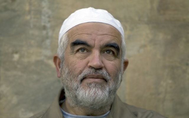 Le dirigeant du mouvement islamiste en Israël, le Cheikh Raëd Salah arrive au tribunal à Jérusalem, le 4 mars 2014 (Crédit photo: Ahmad Gharabli/AFP) Le dirigeant du mouvement islamiste en Israël, le Cheikh Raëd Salah arrive au tribunal à Jérusalem, le 4 mars 2014 (Crédit photo: Ahmad Gharabli/AFP)