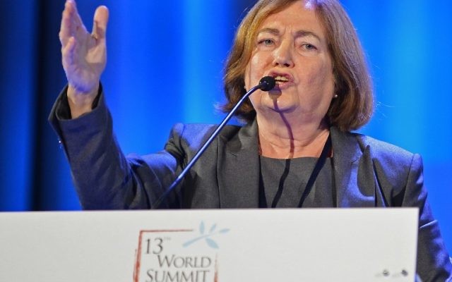 Mairead Corrigan Maguire, Prix Nobel de la paix 1976, lors d'un discours à Varsovie, Pologne, en octobre 2013 (Crédit : AFP /Janek Skarzynski)