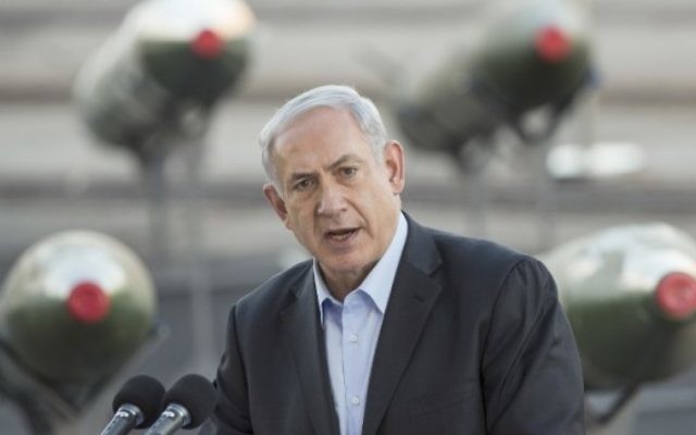 Le Premier ministre Benjamin Netanyahu s'exprime devant la presse dans le port d'Eilat, lundi 10 mars 2014, alors qu'Israël expose les roquettes M-302 déchargées du navire sous pavillon panaméen Klos C (Crédit : AFP/ Jack Guez)
