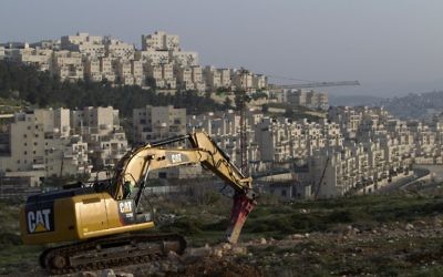 Un bulldozer sur un site de construction dans le quartier Har Homa de Jérusalem Est, le 19 mars 2014. Illustration. (Crédit : Ahmad Gharabli/AFP)