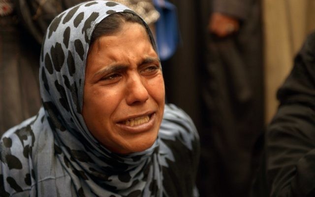 Un femme de la famille de condamnés à mort pleure devant le tribunal de Minya en Égypte, le 25 mars 2014 (Crédit : AFP Photo/STR)