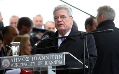 Le président Joachim Gauck demande publiquement  pardon à la Grèce pour des massacres commis par les nazis, 7 mars 2014 (Crédit : Sakis Mitrolidis/AFP)