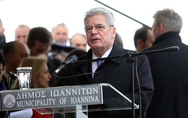Le président Joachim Gauck demande publiquement pardon à la Grèce pour des massacres commis par les nazis, 7 mars 2014 (Crédit : Sakis Mitrolidis/AFP) Le président Joachim Gauck demande publiquement pardon à la Grèce pour des massacres commis par les nazis, 7 mars 2014 (Crédit : Sakis Mitrolidis/AFP)