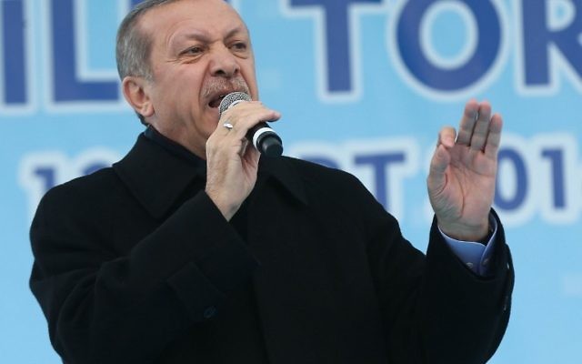 Le Premier ministre turc Recep Tayyip Erdogan prononce un discours à la cérémonie d'ouverture d'une nouvelle ligne de métro à Ankara, le 13 mars 2014 (Crédit : AFP PHOTO/Adem Altan)
