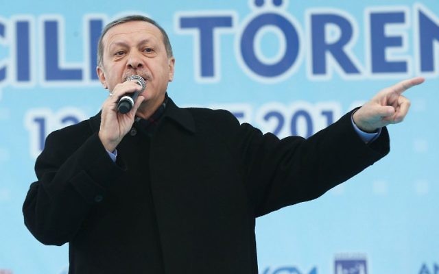 Le Premier ministre turc Recep Tayyip Erdogan prononce un discours à la cérémonie d'ouverture d'une nouvelle ligne de métro à Ankara, le 13 mars 2014 (Crédit : AFP PHOTO/Adem Altan)